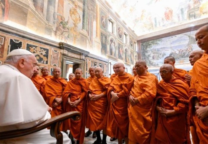 O que o Papa Francisco disse a monges budistas tailandeses?