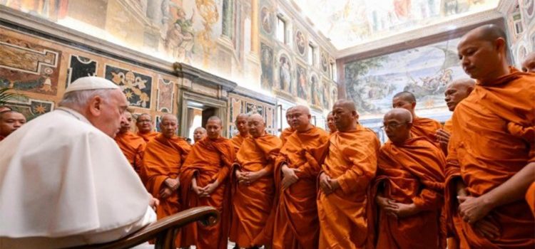 O que o Papa Francisco disse a monges budistas tailandeses?
