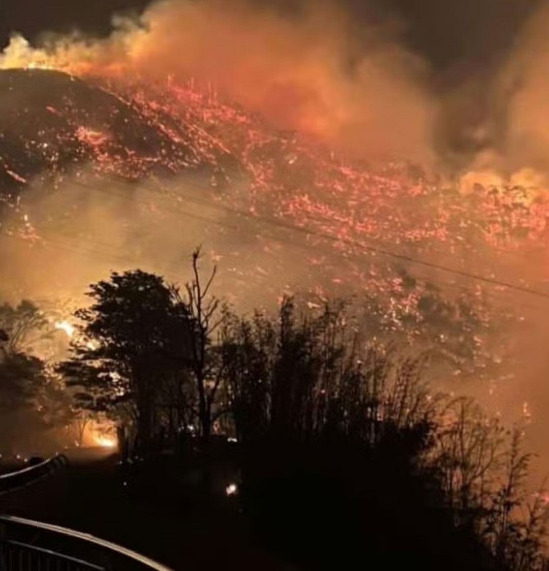 Incêndio florestal atinge a Serra da Beleza, em Valença — Foto: Reprodução/Thiago Moreira