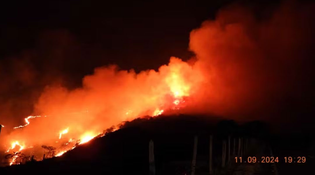 Incêndio florestal atinge a Serra da Beleza, em Valença — Foto: Reprodução/Thiago MoreiraIncêndio florestal atinge a Serra da Beleza, em Valença — Foto: Reprodução/Thiago Moreira