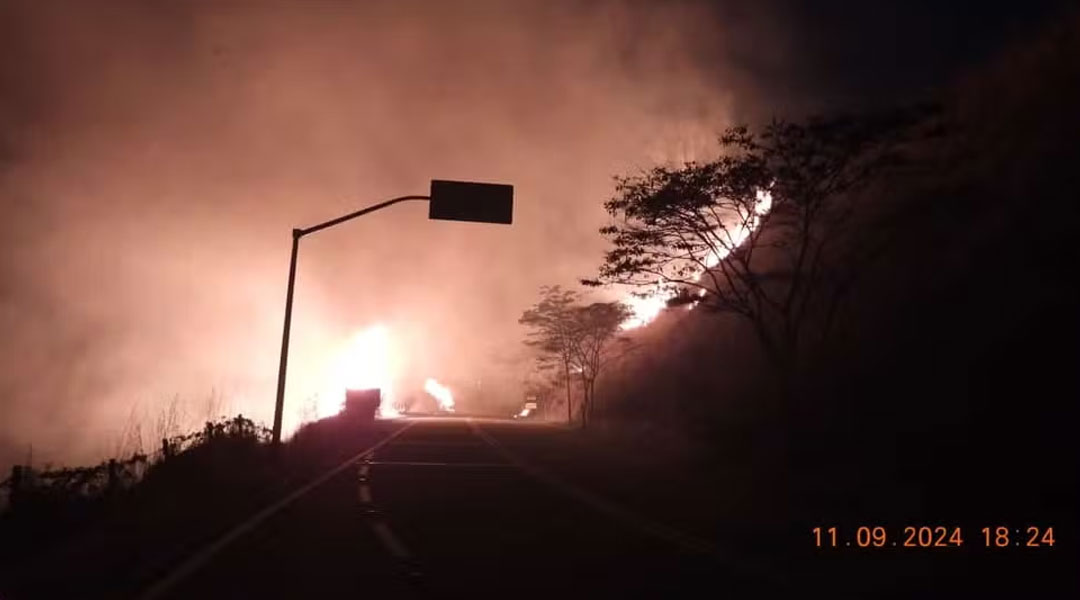 Incêndio florestal atinge a Serra da Beleza, em Valença — Foto: Reprodução/Thiago Moreira