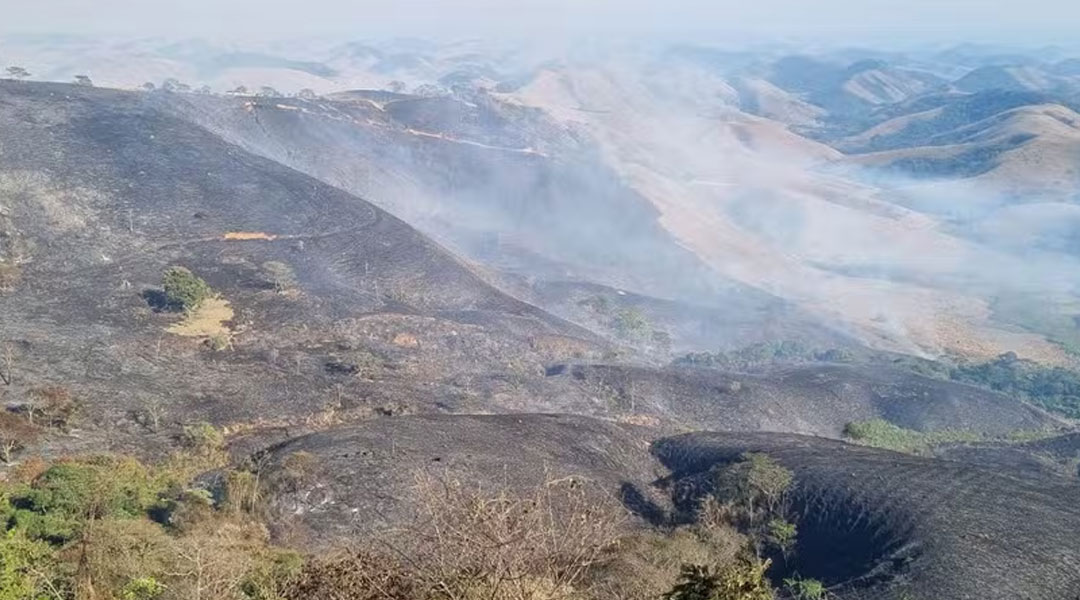 Incêndio florestal atinge a Serra da Beleza, em Valença — Foto: Reprodução/Thiago Moreira