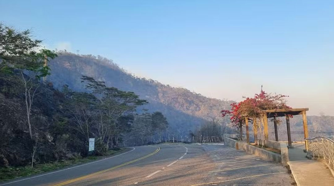 Incêndio florestal atinge a Serra da Beleza, em Valença — Foto: Reprodução/Thiago Moreira