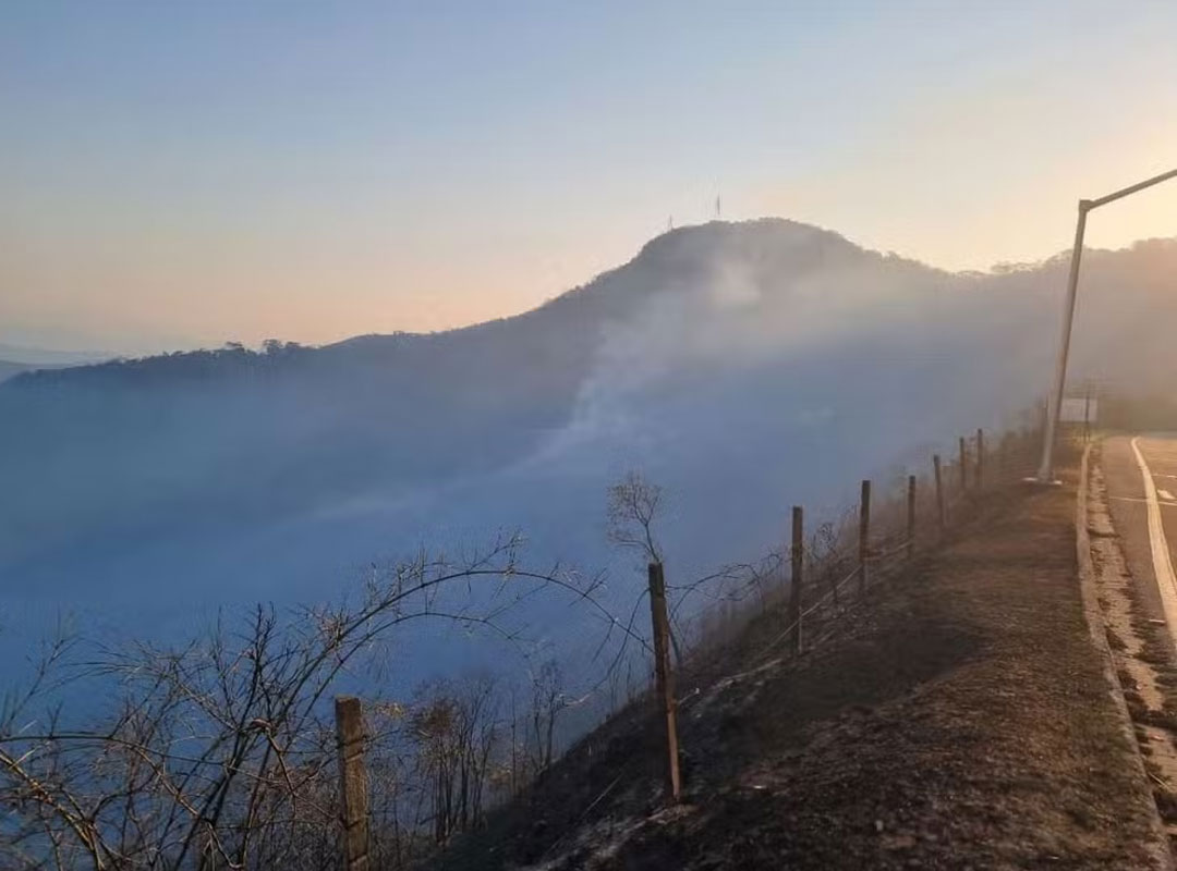 Incêndio florestal atinge a Serra da Beleza, em Valença — Foto: Reprodução/Thiago Moreira